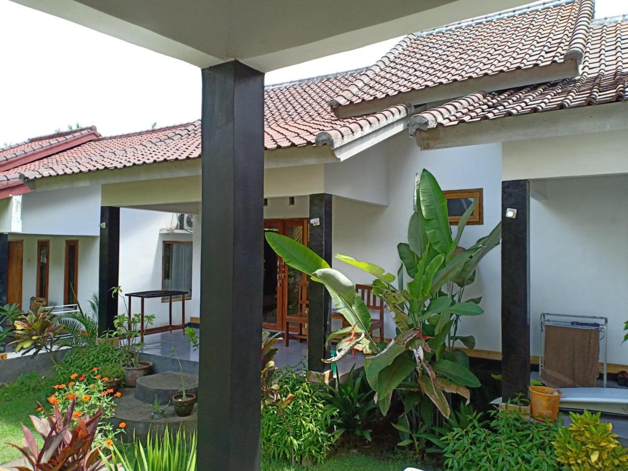 Dewi Garden Guesthouse Kuta  Экстерьер фото
